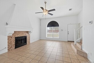 10203 Raven Field Dr, Unit 2 in San Antonio, TX - Foto de edificio - Building Photo