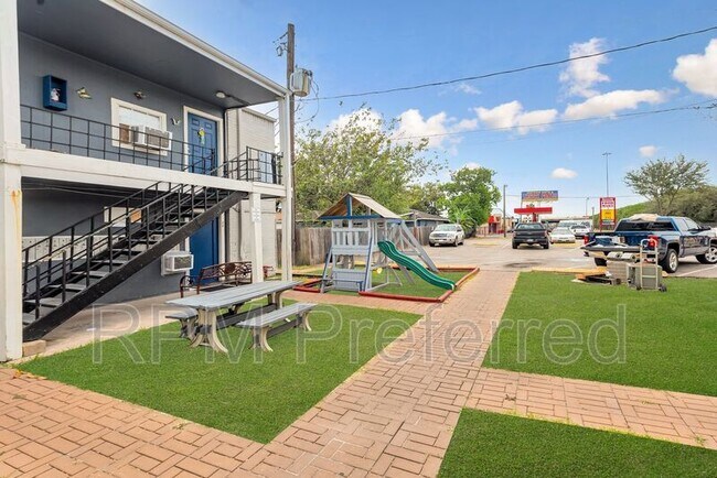 1802 N Wayside Dr photo'