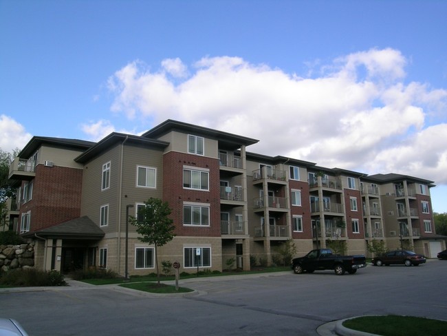 Highlands South Apartments in Waukesha, WI - Building Photo - Building Photo