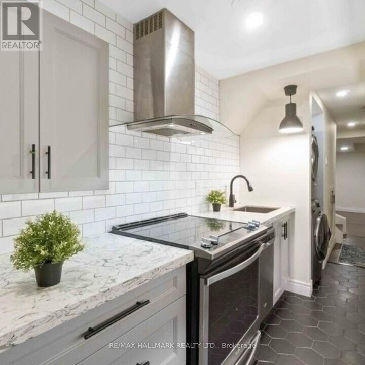 23 Wycombe Rd in Toronto, ON - Building Photo