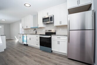 51 Conlon St-Unit -2 in Bristol, CT - Foto de edificio - Building Photo