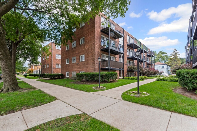 property at 2624 W Catalpa Ave