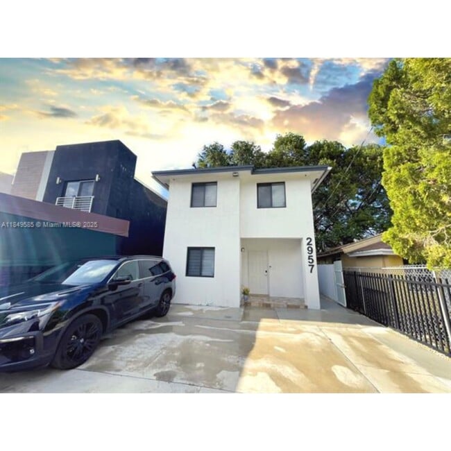 2957 NW 45th St in Miami, FL - Foto de edificio - Building Photo