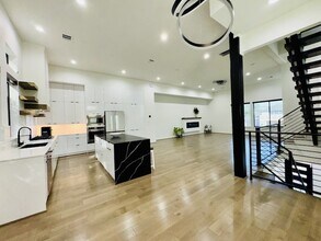 525 Memorial Heights Dr in Houston, TX - Foto de edificio - Building Photo