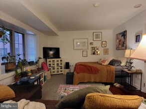 219-29 S 18th St in Philadelphia, PA - Building Photo - Building Photo