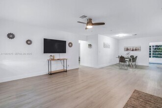 230 NE 2nd Pl in Dania Beach, FL - Building Photo - Building Photo