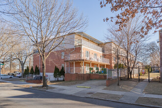 6434 Grand Central Pky in Forest Hills, NY - Building Photo - Building Photo