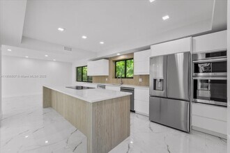 112 E 1st Ct in Miami Beach, FL - Building Photo - Building Photo