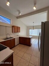 1561 E Stanford Ave in Gilbert, AZ - Foto de edificio - Building Photo