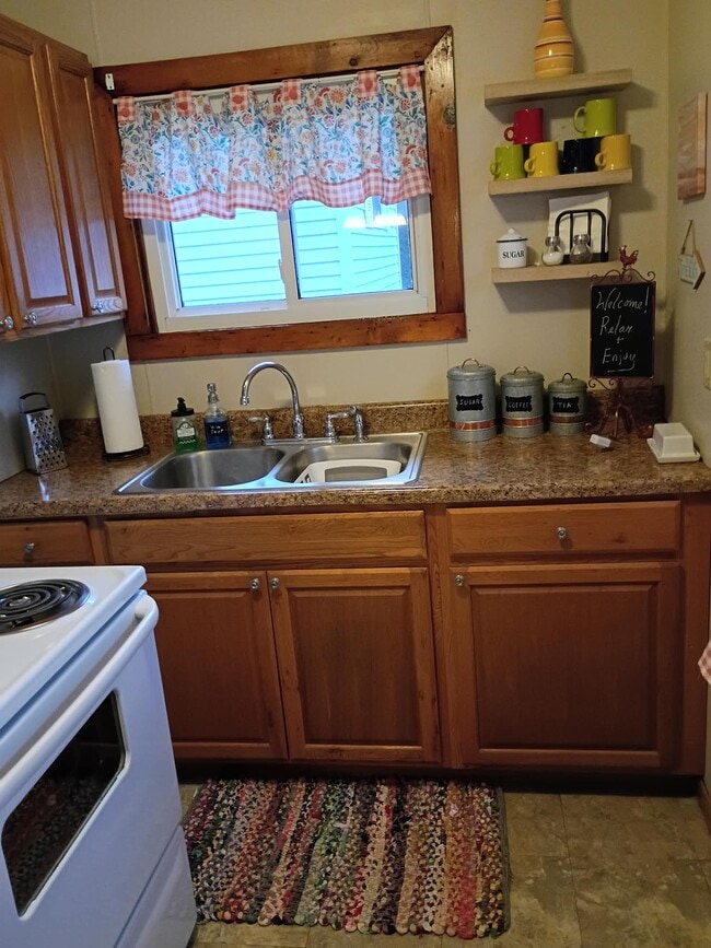 209 Walnut St in Edinboro, PA - Foto de edificio - Building Photo