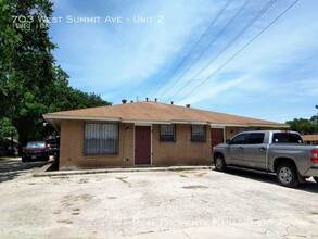 703 W Summit Ave. in San Antonio, TX - Building Photo - Building Photo