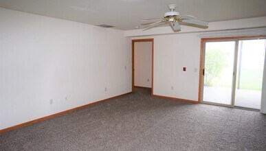 391 Country Clover Dr, Unit 391 in Deforest, WI - Foto de edificio - Building Photo