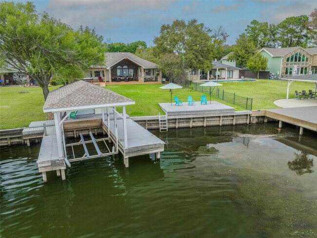 9698 E Shore Dr in Willis, TX - Building Photo - Building Photo