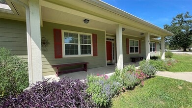 68 Lowery Ln in Huntsville, TX - Foto de edificio - Building Photo