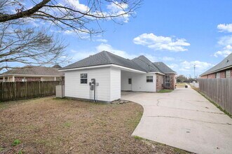 2201 Hunters Trl Dr in Baton Rouge, LA - Building Photo - Building Photo