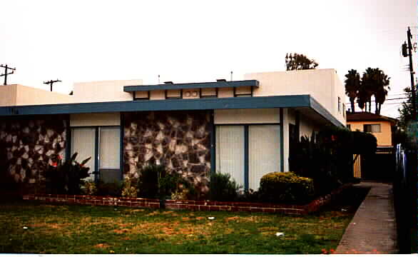 1318 W Cerritos Ave in Anaheim, CA - Foto de edificio - Building Photo