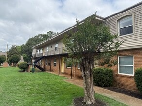 Center Court Apartments in Collierville, TN - Building Photo - Building Photo
