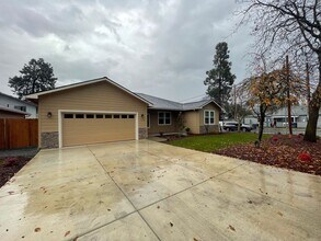 410 4th St in Phoenix, OR - Foto de edificio - Building Photo