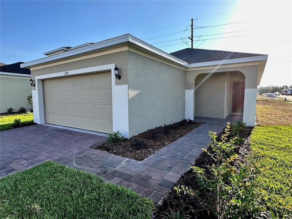 2019 Handsome Hl Ln in Davenport, FL - Building Photo