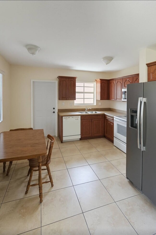 3392 SW 24th St in Miami, FL - Building Photo - Building Photo
