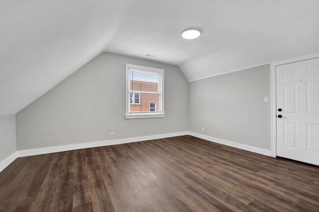 property at 3040 W Medill Ave
