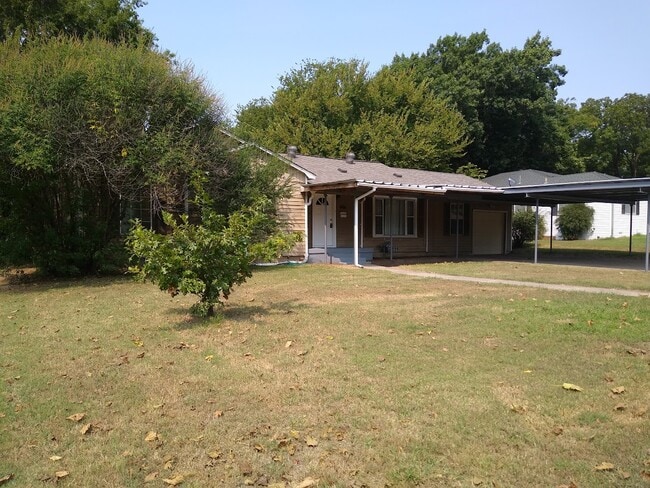 605 Lipscomb St in Bonham, TX - Foto de edificio - Building Photo