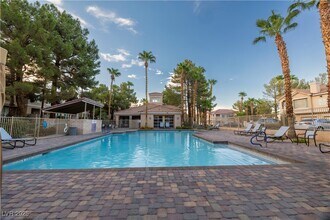 251 S Green Valley Pkwy in Henderson, NV - Building Photo - Building Photo