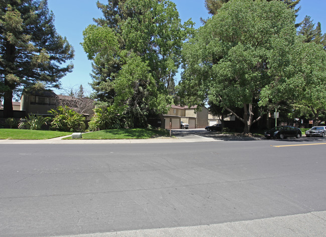 River Walk Townhomes in Sacramento, CA - Foto de edificio - Building Photo