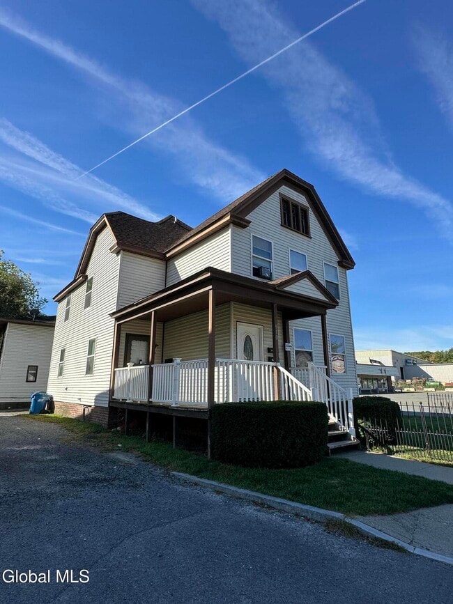 910 19th St in Watervliet, NY - Building Photo - Building Photo