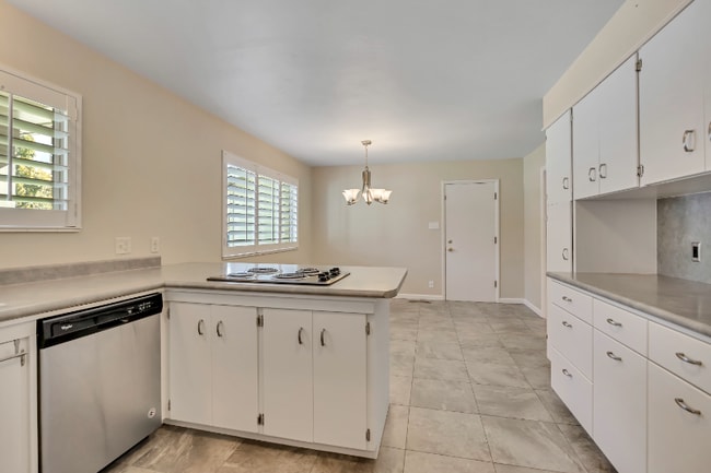 3998 S Oliver Dr in Holladay, UT - Foto de edificio - Building Photo