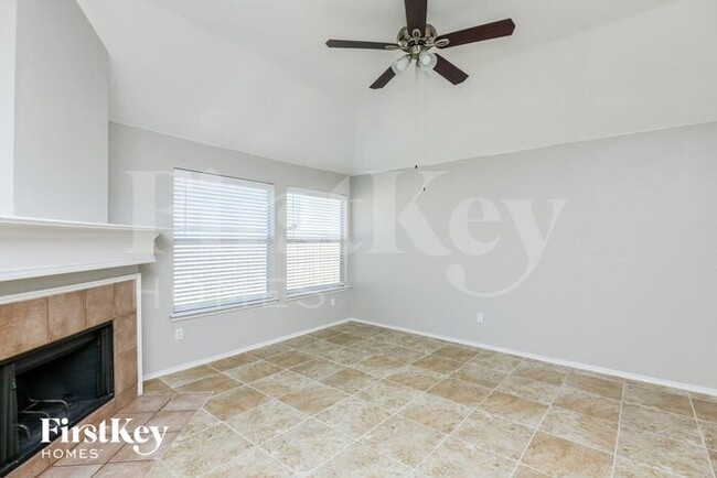 8201 Cedarcrest Ln in Fort Worth, TX - Building Photo - Building Photo