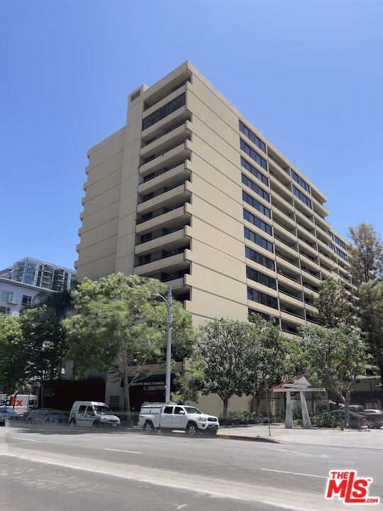 property at 600 W 9th St