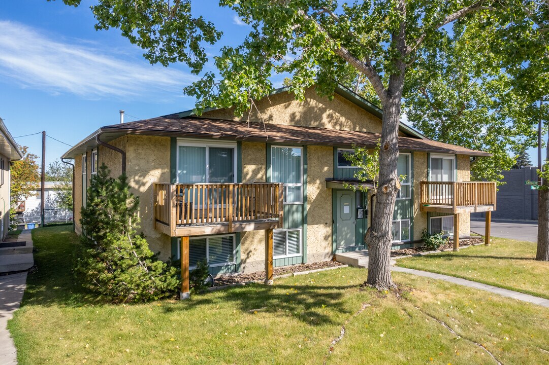 232 Sabrina Way SW in Calgary, AB - Building Photo