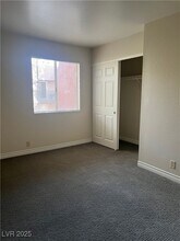 5081 River Glen Dr in Las Vegas, NV - Building Photo - Building Photo
