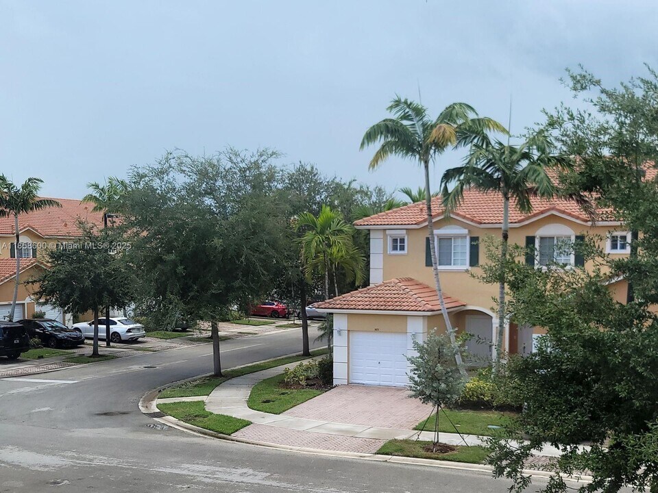 570 Princess Dr in Margate, FL - Building Photo