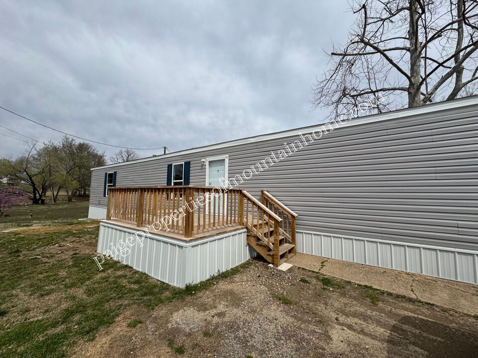 1023 E 9th St in Mountain Home, AR - Foto de edificio
