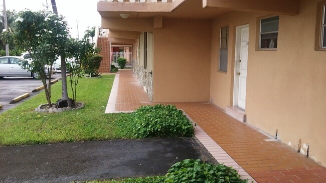 1135 W 35th Pl in Hialeah, FL - Foto de edificio - Building Photo