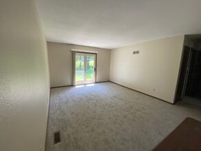 733 SE Claremont St in Lee's Summit, MO - Foto de edificio - Building Photo