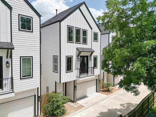 property at 823 Woodcrest Dr