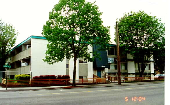 Admiral Apartments in Seattle, WA - Building Photo