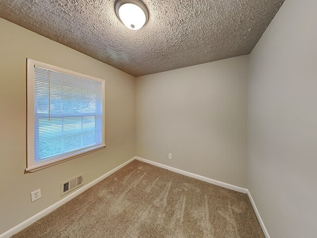 8050 Attleboro Dr in Jonesboro, GA - Building Photo - Building Photo