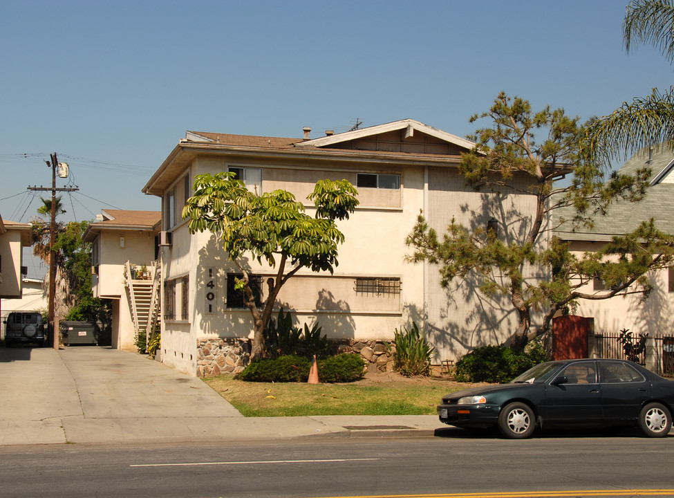 1401 S Westmoreland Ave in Los Angeles, CA - Building Photo