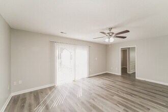 8245 Charles Crawford Dr in Charlotte, NC - Foto de edificio - Building Photo