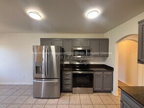 421 Coopers Wy in Centerton, AR - Foto de edificio - Building Photo