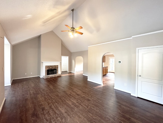 745 Oak Glen Dr in Dallas, GA - Foto de edificio - Building Photo