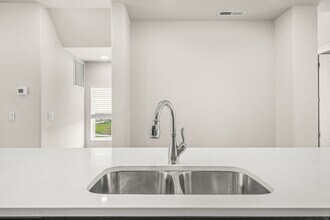 7163 NW Eleanor Ave in Portland, OR - Building Photo - Building Photo