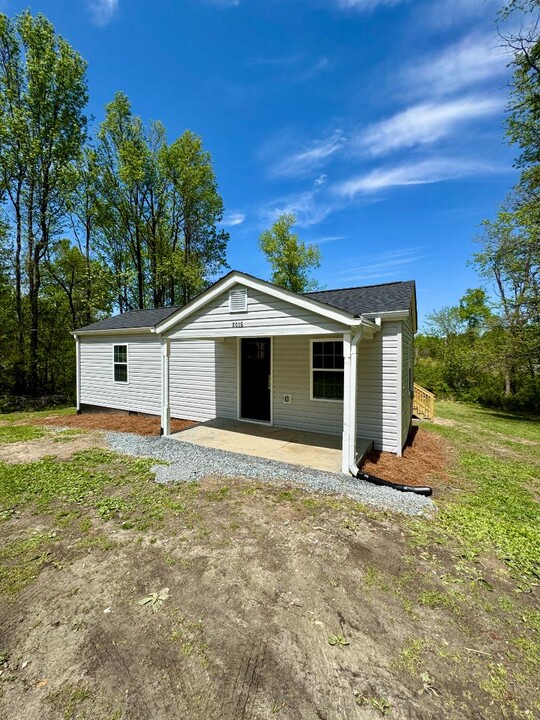 2015 Lees Chapel Rd in Greensboro, NC - Building Photo