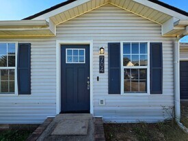 704 Carbondale Dr in Oak Grove, KY - Building Photo