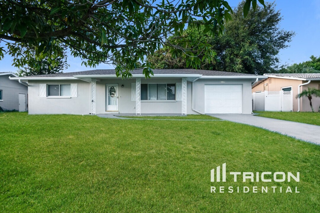 2529 Brentwood Dr in Clearwater, FL - Building Photo