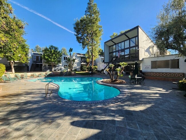 18645 Hatteras St, Unit 280 in Tarzana, CA - Foto de edificio - Building Photo